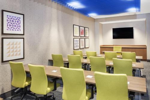 a conference room with a long table and chairs at Holiday Inn Express & Suites - Hudson I-94 by IHG in Hudson