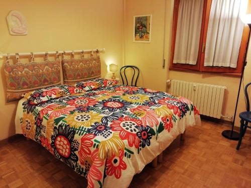 a bedroom with a large bed with a colorful bedspread at Casa Bruno in Roccaraso, sentirsi a casa propria in Roccaraso