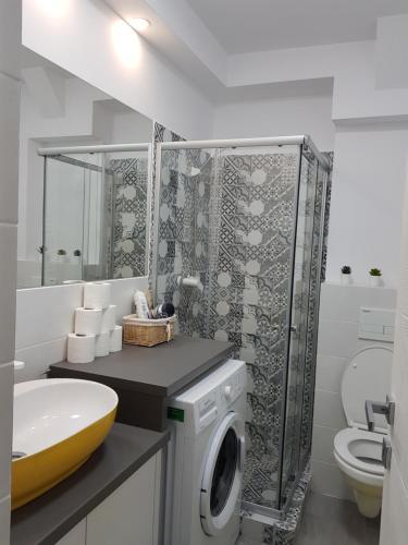 Ένα μπάνιο στο Travel Homzzz Central Apartments - Piata Trandafirilor