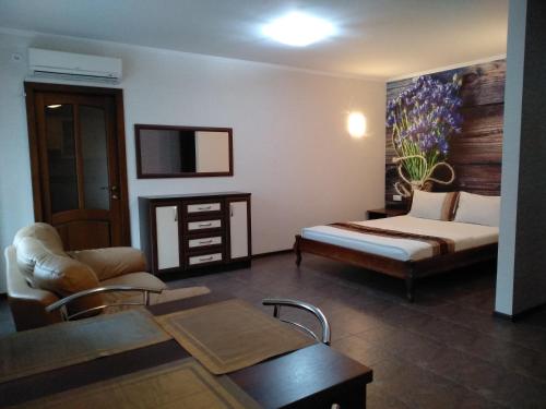 Cette chambre comprend un lit, un canapé et une table. dans l'établissement Comfortable apartment in the center, à Tchernihiv