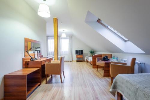 TV a/nebo společenská místnost v ubytování Hotel Łokietek