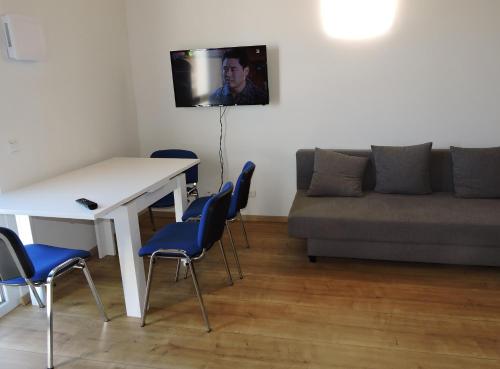 ein Wohnzimmer mit einem Tisch, Stühlen und einem Sofa in der Unterkunft 211 Amsterdam, Studio Apartment, 30m2 1-4 Pers in Klagenfurt am Wörthersee