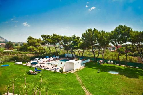z góry widok na dom z zielonym dziedzińcem w obiekcie Hotel Sinuessa Terme w mieście Mondragone