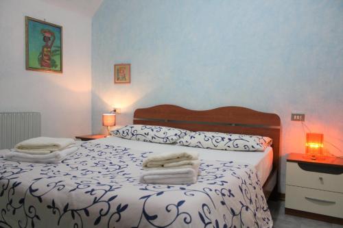 マルティンシクーロにあるMartinsicuro Appartamento 35mq A Pochi Passi Dal Mareのベッドルーム1室(タオル付)