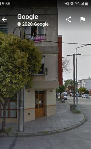 un edificio con un cartel que lee Google google en Habitacion solo un huesped masculino hasta 25 años en casa de familia playa terminal centro wifi aire en Mar del Plata