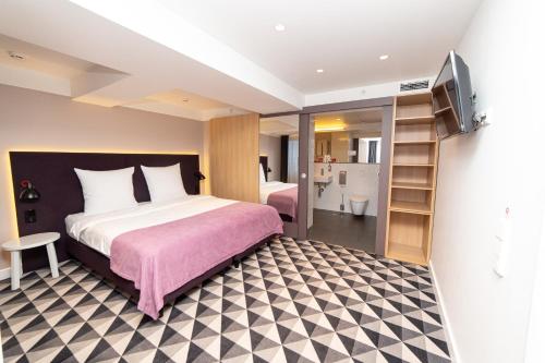 Un pat sau paturi într-o cameră la AZIMUT City Hotel Murmansk