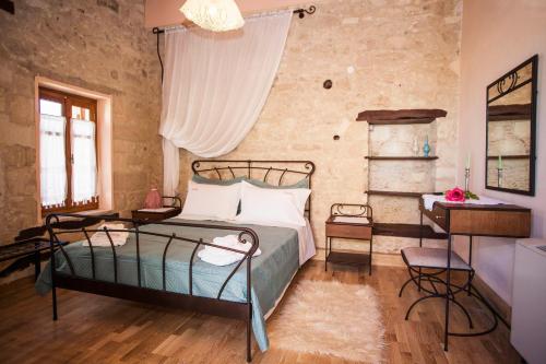 En eller flere senger på et rom på Ariadne Traditional Home