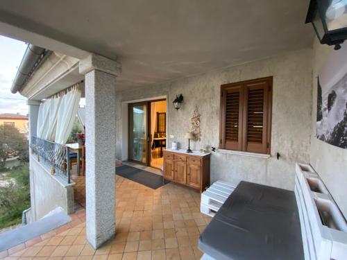 een huis met een patio met een wastafel en een tafel bij LEO'S HOUSE in Budoni