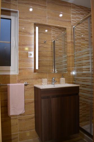 a bathroom with a sink and a mirror at Arouca Passadiços Alojamento in Arouca