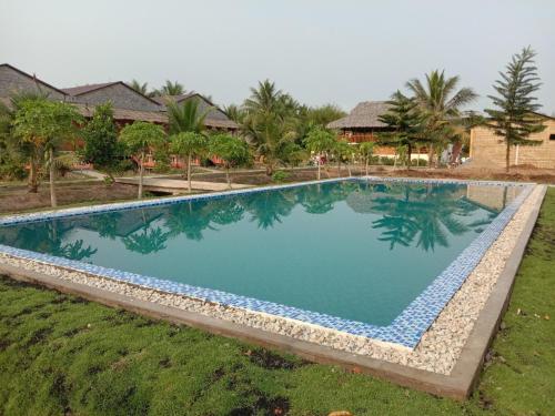 een afbeelding van een zwembad in een resort bij MEKONG NATURE LODGE in Vĩnh Long