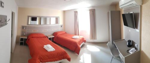 um quarto com duas camas e uma tv nele em Select Inn em Rio Grande