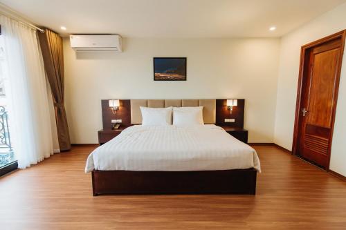Cama o camas de una habitación en Paragon Noi bai Hotel & Pool