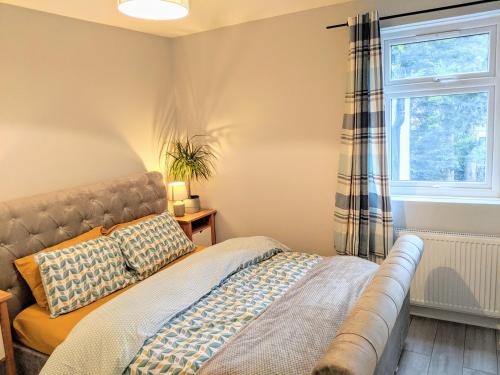 1 dormitorio con cama y ventana en TopHome West Hampstead, en Londres