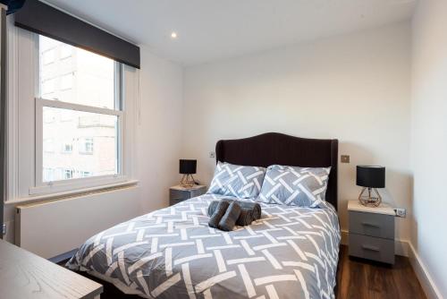 ロンドンにあるParkside London Apartment (SS3)のベッドルーム(ベッド1台、窓付)
