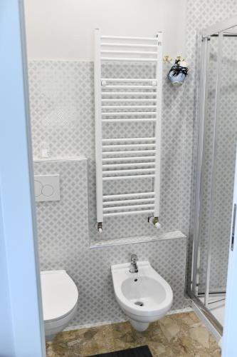アスコリ・ピチェーノにあるB&B Porta Romana-Language And Artのトイレと洗面台付きのバスルーム