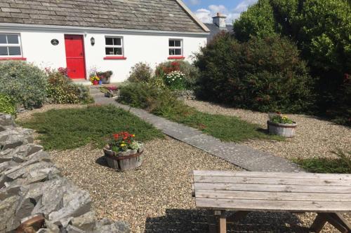 Zahrada ubytování Red Stonecutters Cottage, Doolin