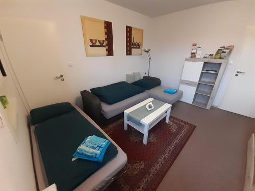 a small living room with a couch and a table at Ferienwohnung Landluft in Ostercappeln