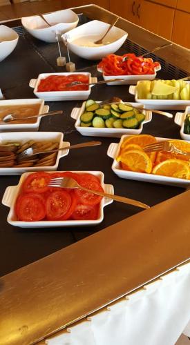 una tabella ricoperta di ciotole di diversi tipi di alimenti di Öko-Landhotel Basler Hof a Lauterbach