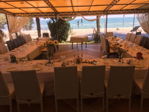 a table set up for a wedding on the beach at Hotel Achillion in Makrýgialos