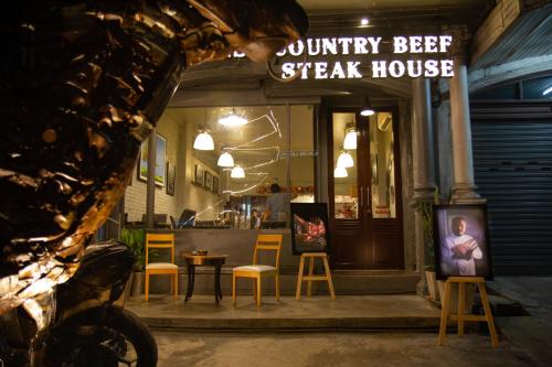 ein Restaurant mit einem Schild, das das Steakhaus für Landbier liest in der Unterkunft The BoB Hostel in Bangkok