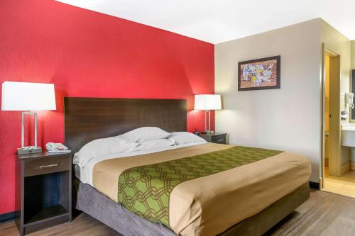 Ένα ή περισσότερα κρεβάτια σε δωμάτιο στο Econo Lodge
