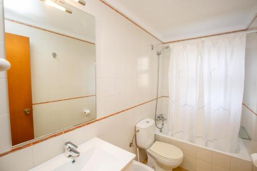 ein Badezimmer mit einem WC, einem Waschbecken und einem Spiegel in der Unterkunft ISERN BAIX 2H in Pals