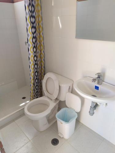 a bathroom with a toilet and a sink at Casa Campestre en Duitama in Duitama