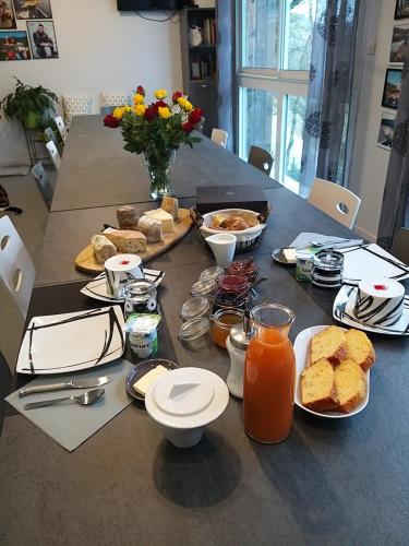 Una mesa con alimentos y bebidas para el desayuno. en Le Grand Val, en Lavastrie