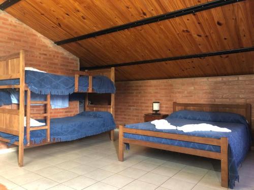 מיטה או מיטות קומותיים בחדר ב-El Viejo Vagon
