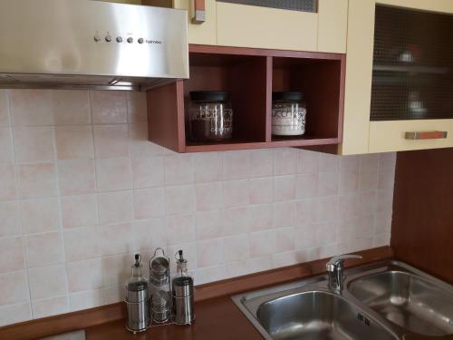 a kitchen counter with a sink and a microwave at CASA LAGHETTO in Bovegno