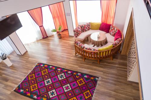 サマルカンドにあるMANIJA Hostelのソファとテーブルのあるリビングルーム