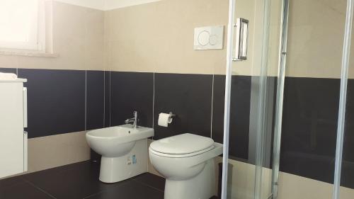 a bathroom with a toilet and a sink at Efeso 19 in Rome