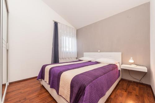 En eller flere senge i et værelse på Apartments Danijela 2
