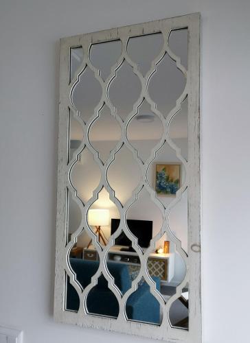 a mirror with a pattern on a wall at Furnas Springs in Furnas
