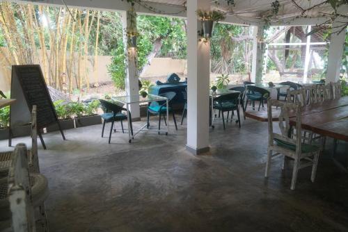 Taman di luar FIVE