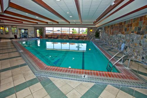 a large swimming pool in a large building at Carson Valley Motor Lodge and Suites in Minden
