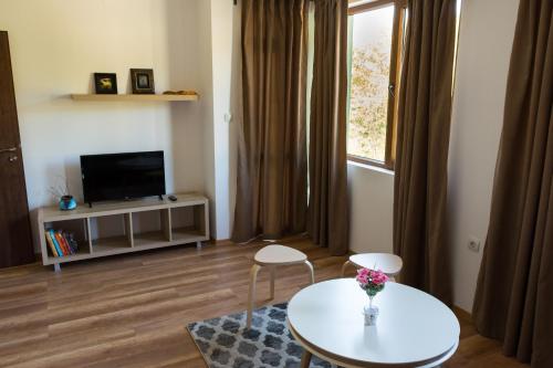 Μια τηλεόραση ή/και κέντρο ψυχαγωγίας στο Rebus Apartments