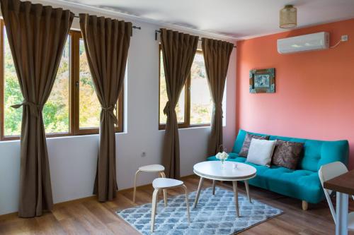 Χώρος καθιστικού στο Rebus Apartments