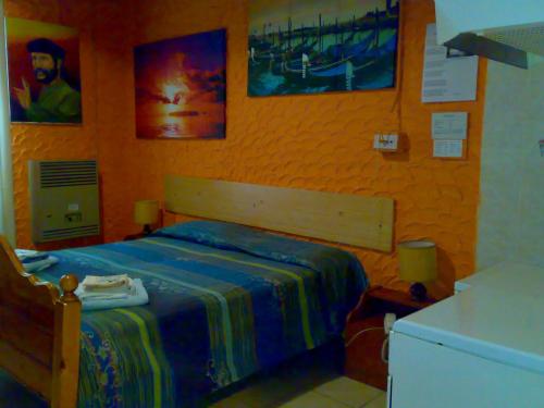 - une chambre avec un lit et une couverture bleue dans l'établissement IANUA COELI 3, à Mosso Santa Maria