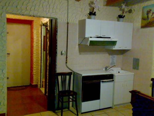 Il comprend une cuisine équipée d'un évier et d'une cuisinière. four supérieur dans l'établissement IANUA COELI 3, à Mosso Santa Maria