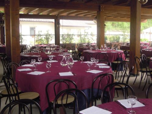eine Gruppe von Tischen und Stühlen mit Weingläsern darauf in der Unterkunft Park Hotel in Scanno