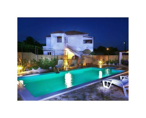 ein Schwimmbad vor einem Haus in der Nacht in der Unterkunft Villa Roza 2 in Marina