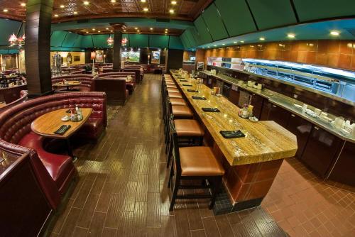 un restaurant avec de longues tables et chaises ainsi qu'une piste de bowling dans l'établissement Carson Valley Inn, à Minden