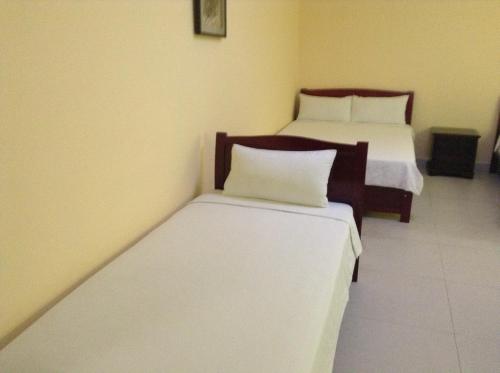 two beds in a room with two beds sidx sidx sidx sidx at Hotel Cristina in Bocas Town
