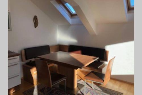 een eetkamer met een tafel en stoelen bij Haus Altenburg in Innsbruck