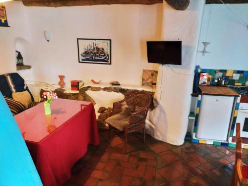 salon z czerwonym stołem i kanapą w obiekcie Casa Farfarnicola w mieście Aguafría
