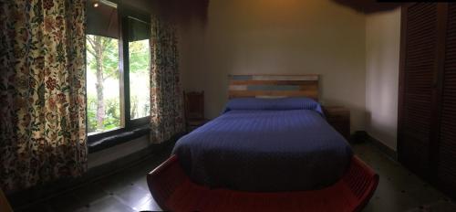 a bedroom with a bed in a room with a window at Cabaña Isla Paihuen in Tigre