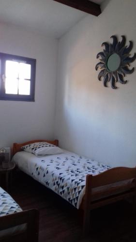 a bedroom with a bed and a mirror on the wall at 2 chambres lit140 et 2lits 90 dans villa10mn ligue de foot 13mn clinique l union 18mn golf Palmola in Lapeyrouse-Fossat