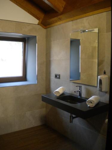 a bathroom with a black sink and a mirror at Casa de Aldea Araceli in Berducedo