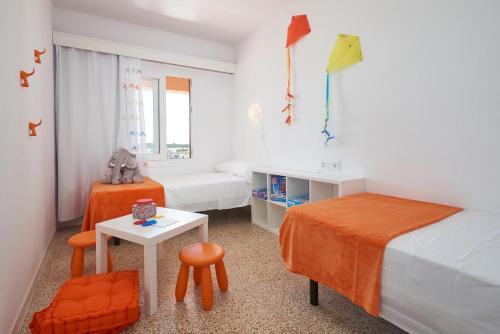 Dormitorio pequeño con 2 camas, mesa y mesa en SAND - EnjoytheSeainColonia WE RENT FROM SAT TO SAT, EXCEPT WINTER, en Colonia de Sant Jordi